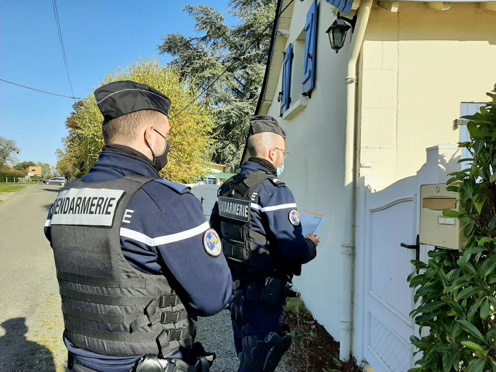 Gendarmerie's tweet photo. #Mayenne 🚨
Nombreux moyens #gendarmerie engagés dans la recherche de la jeune joggeuse disparue hier soir, dont notamment :
• chiens St Hubert
• plongeurs
• renfort de gendarmes mobiles
• hélicos
➡️ 200 personnels actuellement sur le terrain
#SR #BR https://t.co/i6XXU8900v