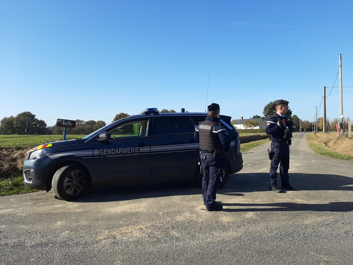 Gendarmerie's tweet photo. #Mayenne 🚨
Nombreux moyens #gendarmerie engagés dans la recherche de la jeune joggeuse disparue hier soir, dont notamment :
• chiens St Hubert
• plongeurs
• renfort de gendarmes mobiles
• hélicos
➡️ 200 personnels actuellement sur le terrain
#SR #BR https://t.co/i6XXU8900v