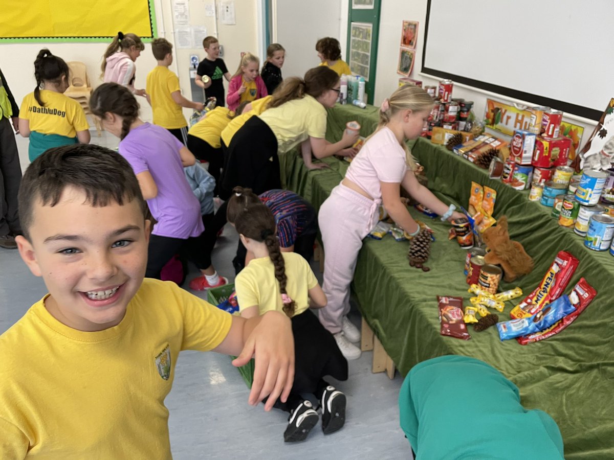 MissGwynPYP's tweet photo. Blwyddyn 4 yn helpu pacio’r holl fwydydd ar gyfer y banc bwyd bore ‘ma! Diolch yn fawr i chi am eich cefnogaeth 🙌🤩 / Year 4 helping to pack all of the food for the food bank this morning! Thank you for all of your support! Diolch @MrsHighamPYP am drefnu! https://t.co/FND8zuEMnJ
