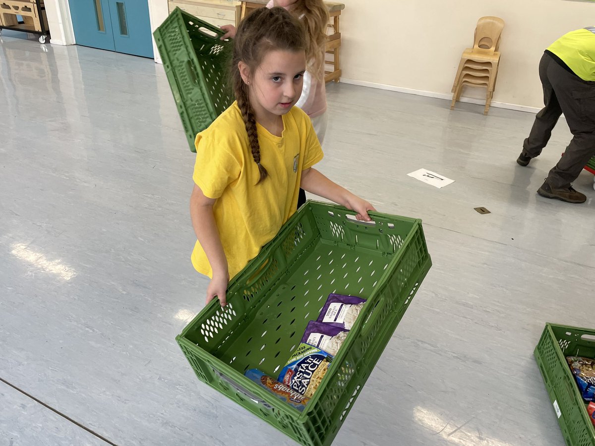 MissGwynPYP's tweet photo. Blwyddyn 4 yn helpu pacio’r holl fwydydd ar gyfer y banc bwyd bore ‘ma! Diolch yn fawr i chi am eich cefnogaeth 🙌🤩 / Year 4 helping to pack all of the food for the food bank this morning! Thank you for all of your support! Diolch @MrsHighamPYP am drefnu! https://t.co/FND8zuEMnJ