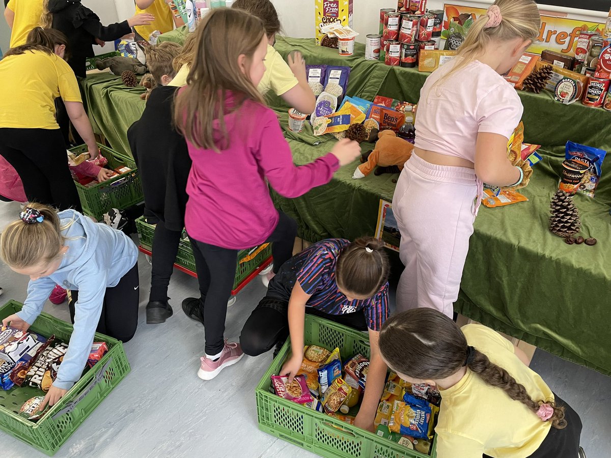 MissGwynPYP's tweet photo. Blwyddyn 4 yn helpu pacio’r holl fwydydd ar gyfer y banc bwyd bore ‘ma! Diolch yn fawr i chi am eich cefnogaeth 🙌🤩 / Year 4 helping to pack all of the food for the food bank this morning! Thank you for all of your support! Diolch @MrsHighamPYP am drefnu! https://t.co/FND8zuEMnJ