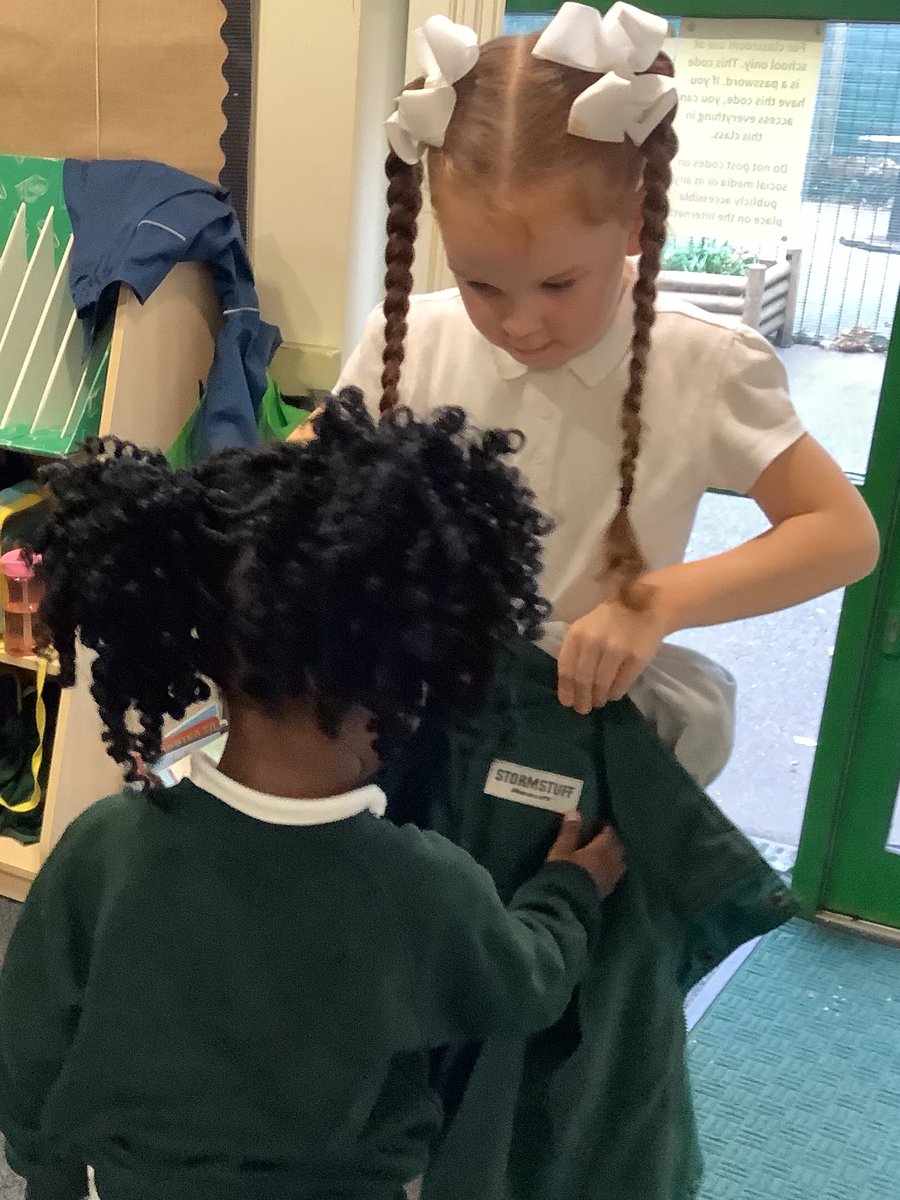SFDSInfants's tweet photo. Just when we needed a little help with coats and gloves, a very special helper from year 2 arrived! This support and guidance enables our children to reach their goal and develop their ability to do so independently next time #zoneofproximaldevelopment https://t.co/2sPPWWKj5g