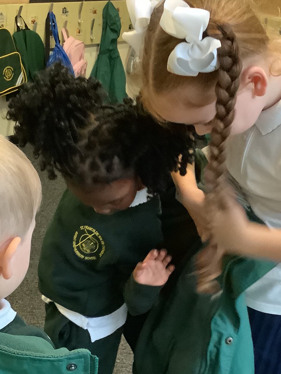 SFDSInfants's tweet photo. Just when we needed a little help with coats and gloves, a very special helper from year 2 arrived! This support and guidance enables our children to reach their goal and develop their ability to do so independently next time #zoneofproximaldevelopment https://t.co/2sPPWWKj5g