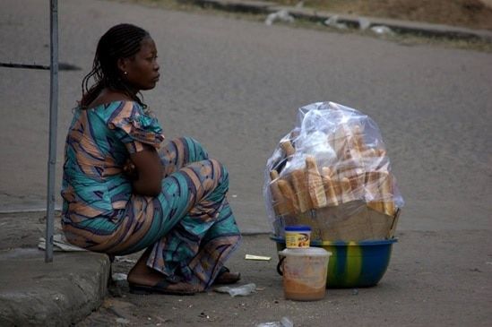 OserHumanity's tweet photo. Chaque fois que vous voyez ces braves femmes sur la route, achetez chez elles.Elles ne cherchent pas d'argent pour acheter des bijoux ou vêtements coûteux Elles veulent seulement nourrir et payer la scolarité de leurs enfants.👉Cher réseau un j'aime pour soutien aux braves femmes https://t.co/c4mXOYMhKj