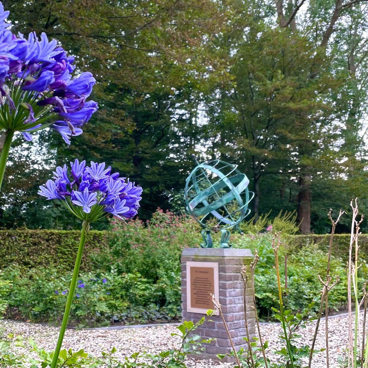 De Zonnewijzer is gestolen uit de Boerhaavetuin in #Voorhout. Deze is gemaakt van ijzer met een koperkleurige verf en heeft dus absoluut geen koperwaarde. 

Hierbij toch een oproep aan de daders. Breng deze zonnewijzer direct terug.

(foto: Dieneke Slaat).