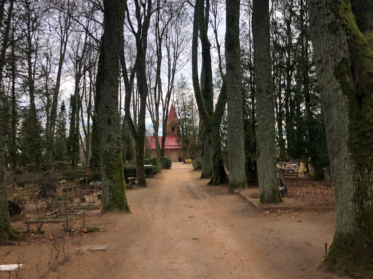 vkoralis's tweet image. DARBA DIENA GALĀ 
Jau krēslo. Šodien mana darba diena noritēja Limbažu kapos. Abās bērēs kopējā doma, kas paliks arī ārpus kapiem: “Varēja jau vēl dzīvot!” 🙏
Priecīgāki notikumi- ticu.lv
#bēres #izvadīšana #limbažukapi  #mācītājs