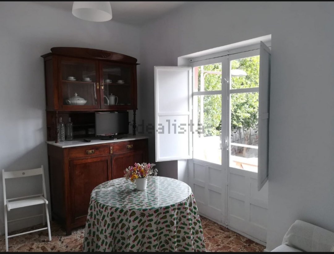mercemm01's tweet photo. Buenas! Se busca compañerx de piso en zona Pajaritos, con balcón, 200€/mes. Somos dos estudiantes de SICUE, lgtbifriendly y buen rollo🤪 se agradece difusión! #pisogranada #habitacióngranada #ugr #pisougr https://t.co/lnZ2yicXwQ