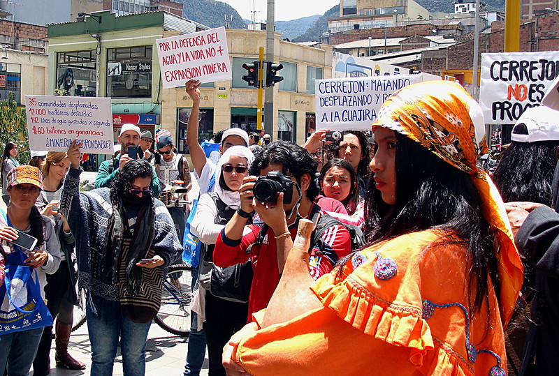 elturbion's tweet photo. En #MujeresDefensoras te contamos la lucha de las mujeres wayúu por la defensa del agua y contra la minería en La Guajira colombiana. Conoce este reportaje en "El único río en el desierto" #DefensorasDeLaTierra #AlertaDefensorasCO #DefensorasEnCOP26 #COP26 https://t.co/lIjcbN8xRC https://t.co/E9tAyFoZ5z