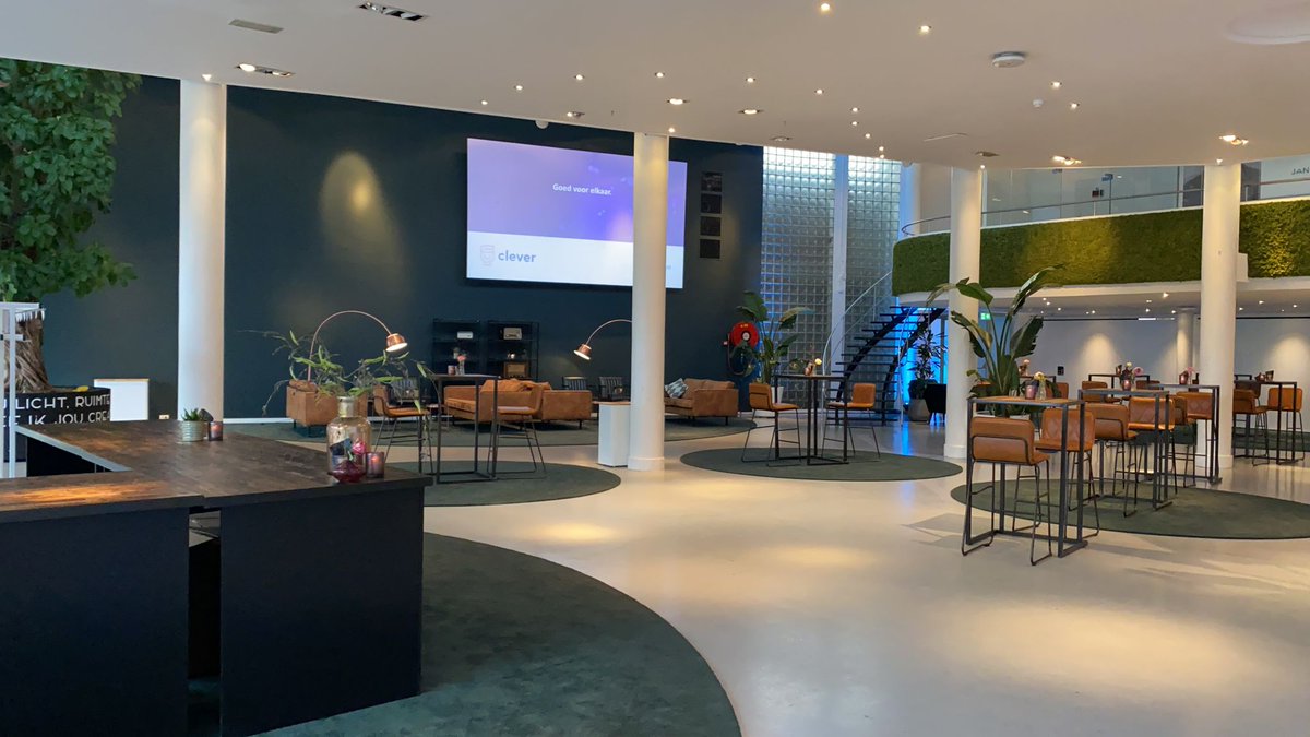 Het #POWERHOUSEVanSpaendonck is begonnen! Onder leiding van <a href="/SofievandenEnk/">Sofie van den Enk</a> en Jeroen de Heer belichten onze sprekers verschillende aspecten van het #ondernemerschap #PHVS.