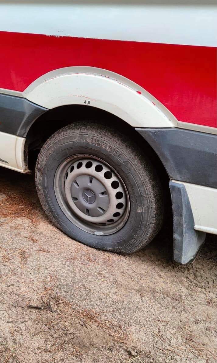 Wracając z lasu z akcji ratunkowej, zastaliśmy przy naszej karetce uzbrojone osoby w mundurach. Ambulans miał spuszczone powietrze z opon. Mężczyźni oddalili się od niego, gdy nas zobaczyli. Rejestracja ich samochodu zaczynała się od „UA” -to tablice, których używa Wojsko Polskie