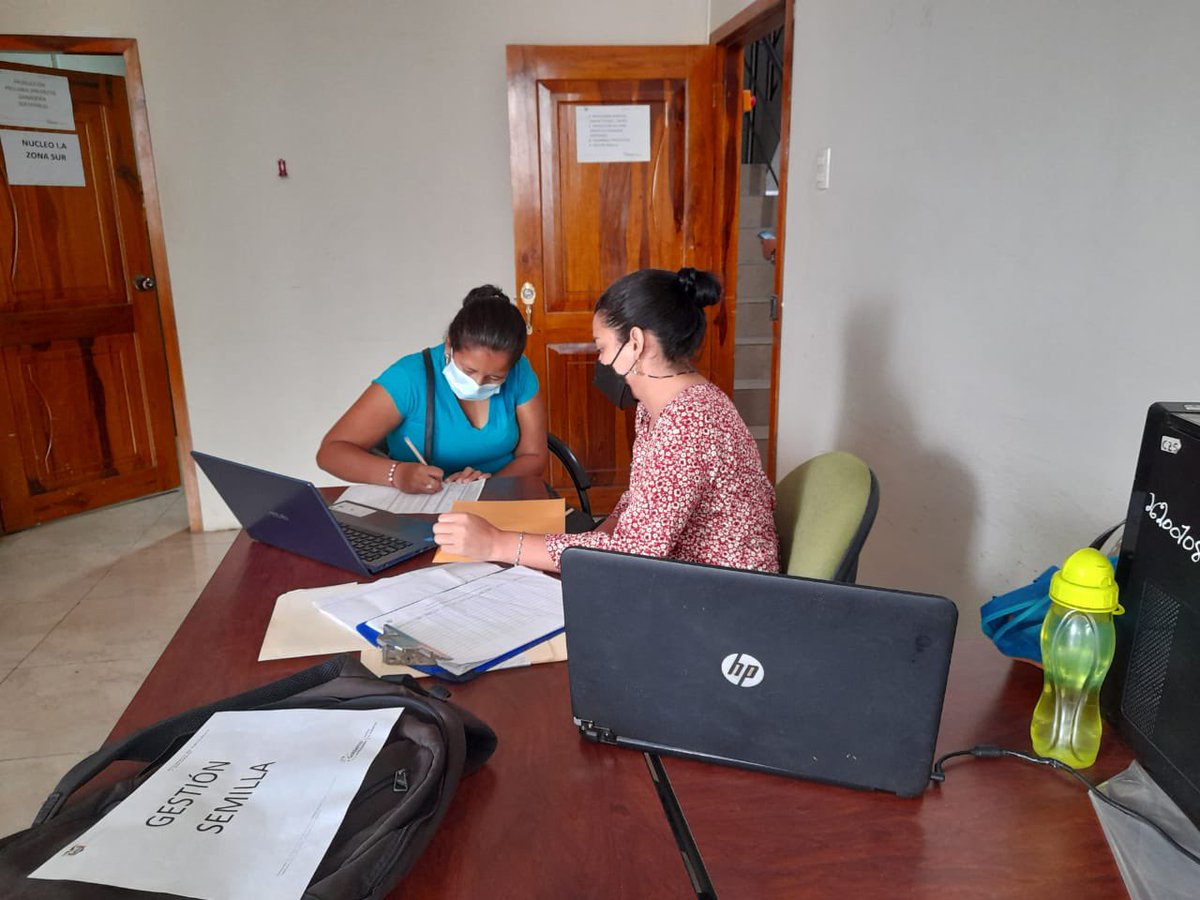 Agricultura_CZ5's tweet photo. En los cantones Ventanas, Vinces y Babahoyo junto al equipo técnico de #SerAgro realizamos el ingreso de expedientes en @BanEcuadorBP, permitiendo a las productoras acceder al financiamiento mediante la línea de crédito #SúperMujerRural para rubros agrícolas y pecuarios. https://t.co/WhHGr4hAnu