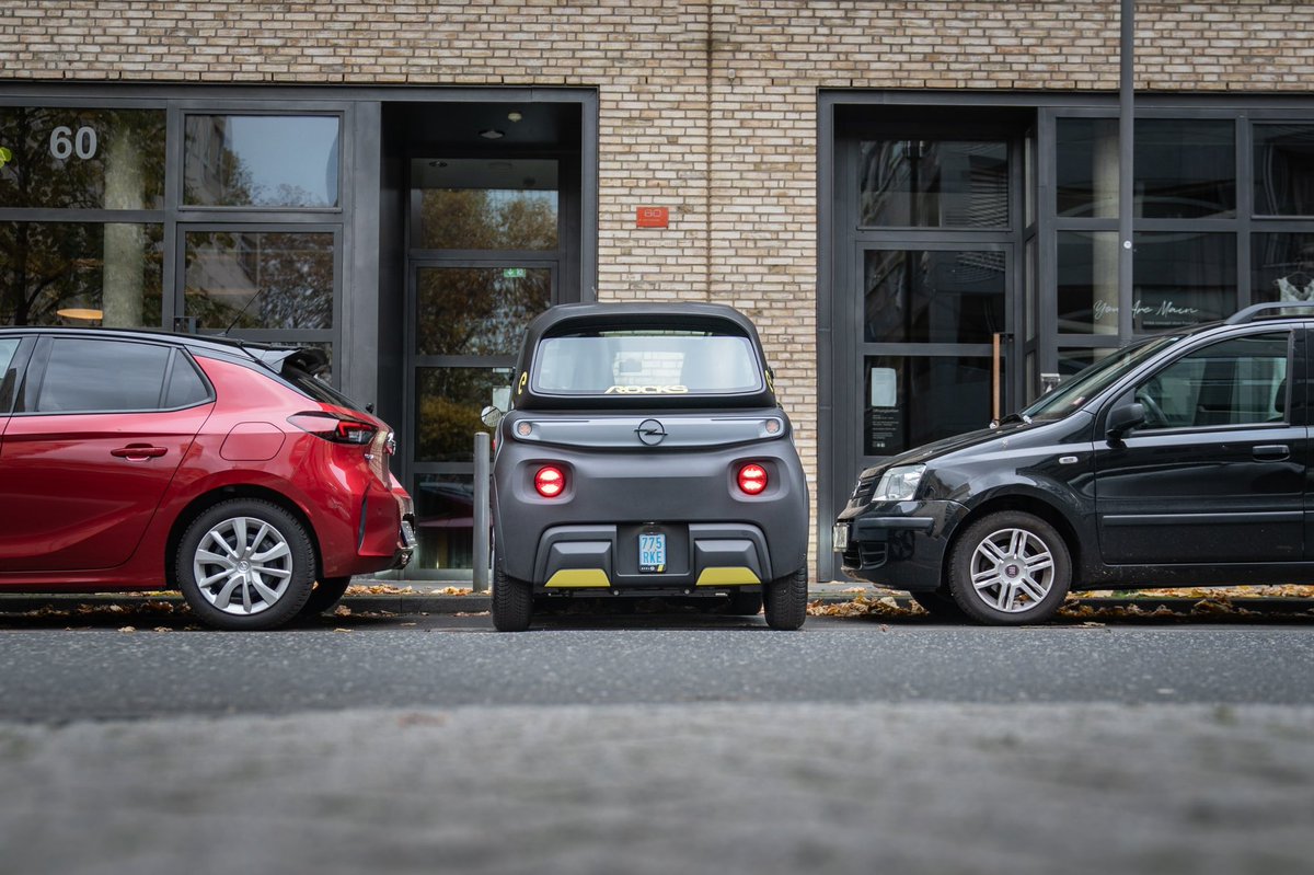 Wer stromert durch #FFM und paßt in jede Parklücke? #Mainhatten 👉#OpelRocks-e 😎