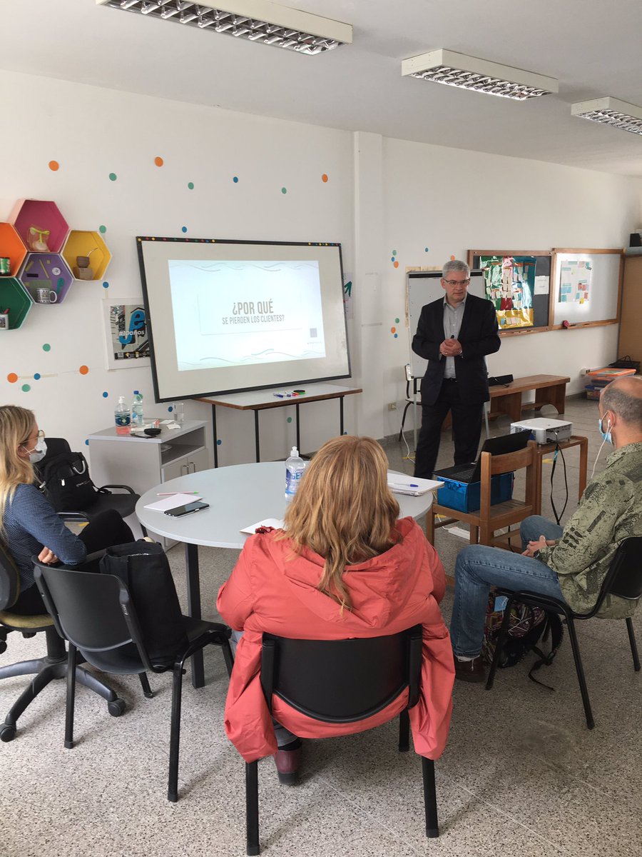 jedeutu's tweet photo. #Ahora en el Espacio de Trabajo Colaborativo Álvaro Notaroberto nos cuenta ~ Por qué se pierden los clientes? 
#SemanaEmprendedoraGlobal 
#SemanaEmprendedoraUy
#SemanaEmprendedora https://t.co/5BhXzXyjNN
