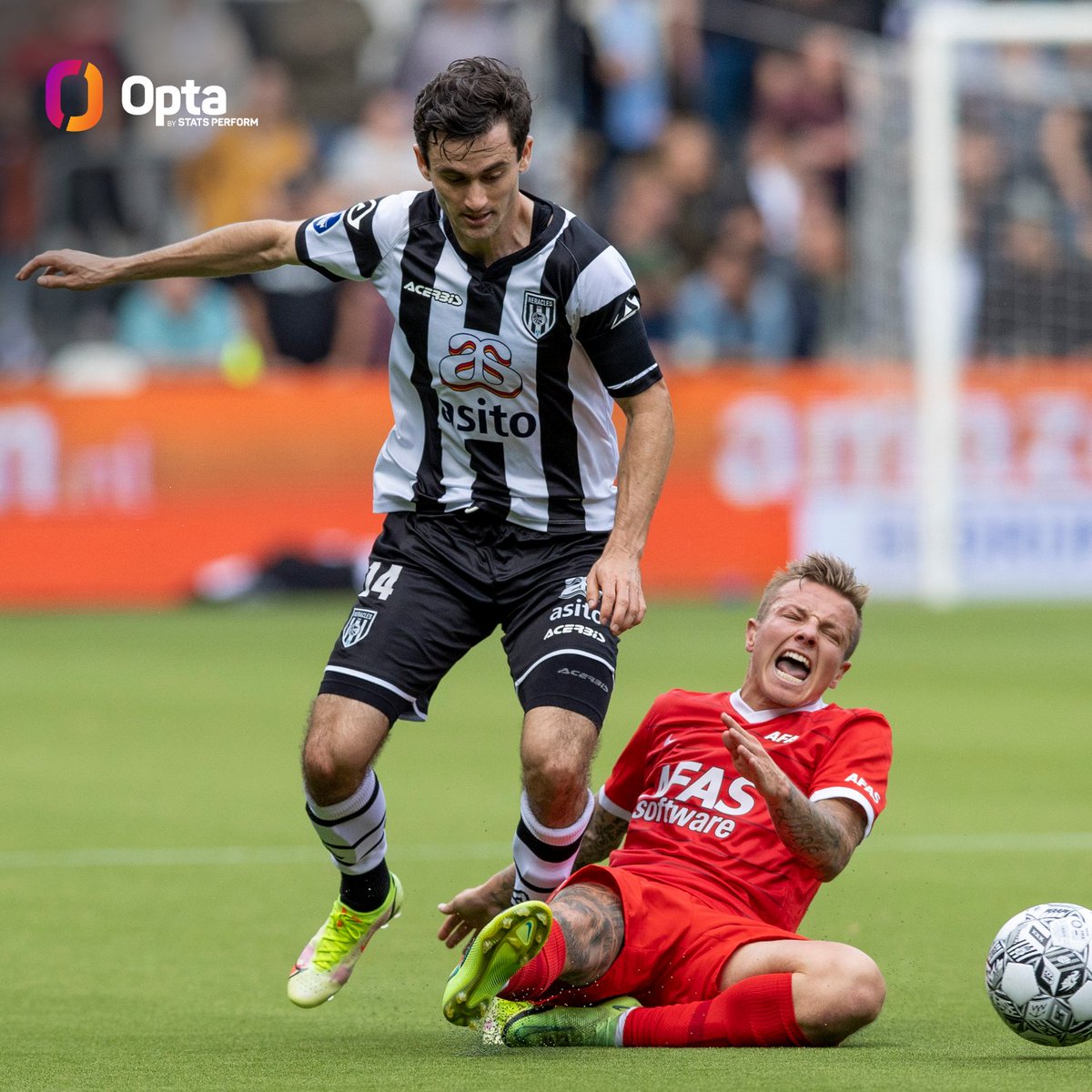OptaJohan's tweet photo. 79.2 - Heracles Almelo's Luca de la Torre has completed 79.2 percent of his dribbles this Eredivisie season (19/24), the highest percentage of all players to have attempted at least 20 dribbles. Skillful. https://t.co/yEF602YEUY