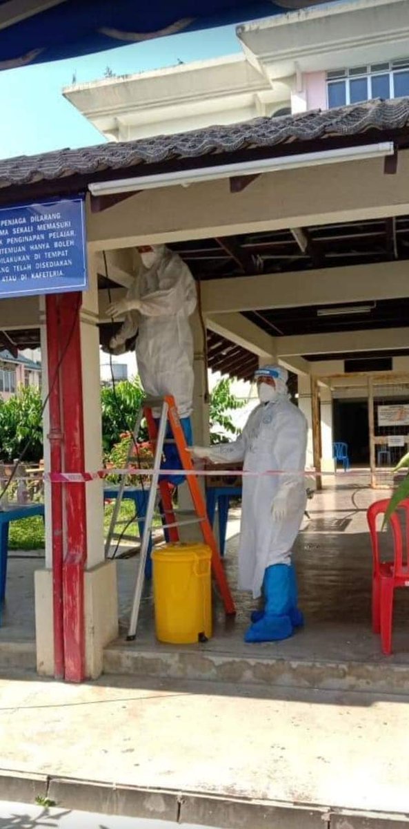 UNIPSASofficial's tweet photo. Kakitangan Jabatan HEPA #KUIPSAS mulakan kerja-kerja selenggara dan pembersihan blok-blok asrama penginapan dan kawasan di sekitarnya.
Asrama akan dibuka semula secara berperingkat selepas digunakan sebagai PKRC. https://t.co/8A60VAHO7m