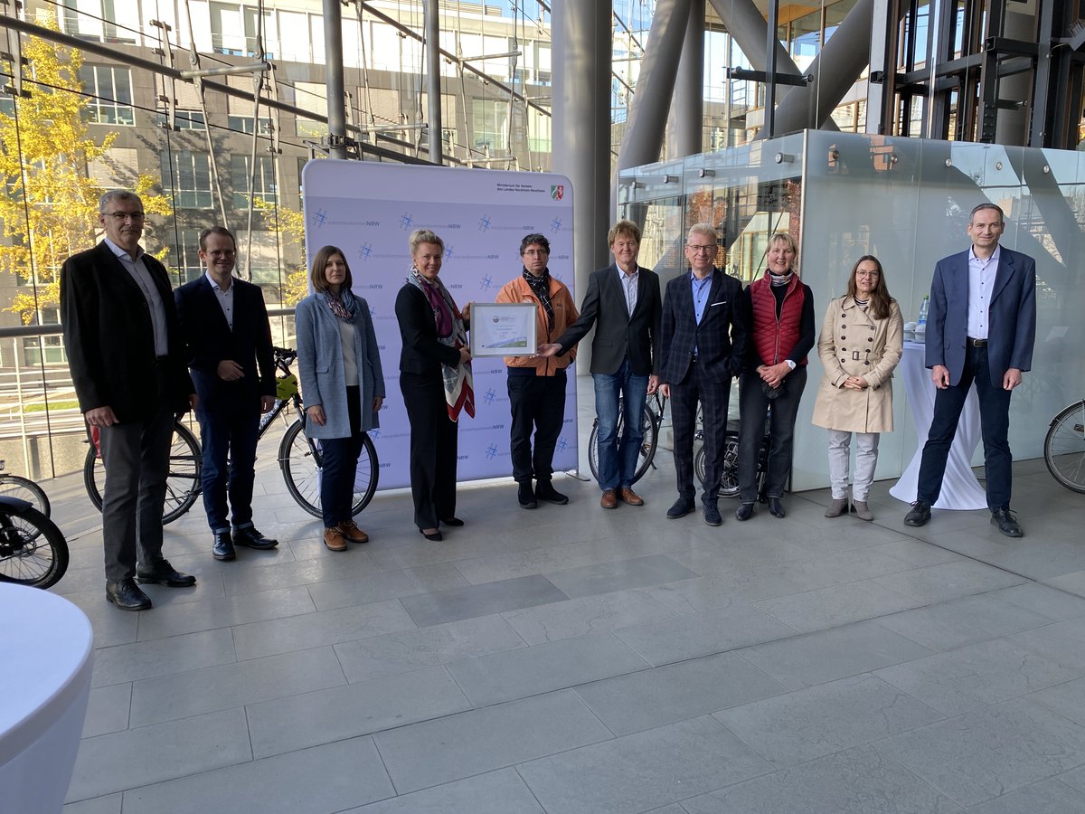 Wir haben heute #NRW Verkehrsministerin <a href="/InaBrandes/">Ina Brandes</a> von <a href="/VerkehrNRW/">Mobilität NRW</a> das Zertifikat als "Fahrradfreundlicher Arbeitgeber" in Gold übergeben. Das VM in Düsseldorf ist das 1. Verkehrsministerium in Deutschland, das sich hat zertifizieren lassen. Glückwunsch! 
nrw.adfc.de/neuigkeit/nrw-…