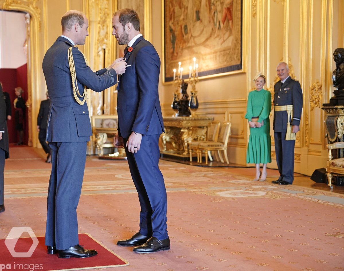 📸 Wales captain Alun Wyn Jones is made an OBE by the Duke of Cambridge