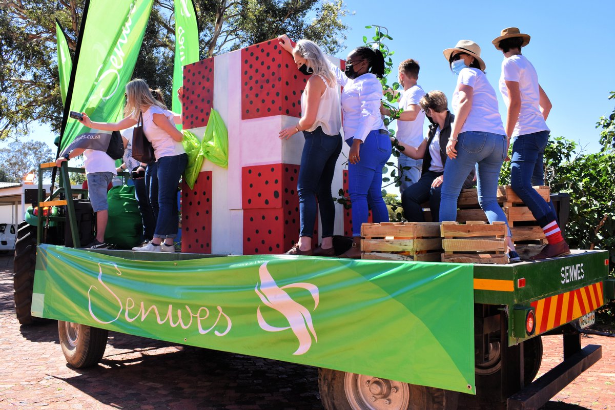 SENWES's tweet photo. Die Senwes #Kersboomprojek het begin met 'n besoek aan #Triest, Klerksdorp. Vanjaar se tema is #PlaasKersfrees en Kersvader en die Senwesters het hul verskyning op 'n John Deere-trekker en sleepwa gemaak. Die dag was gevul met pret, plesier, musiek en lekker eetgoed. #Senwes https://t.co/apqiNC2W0b