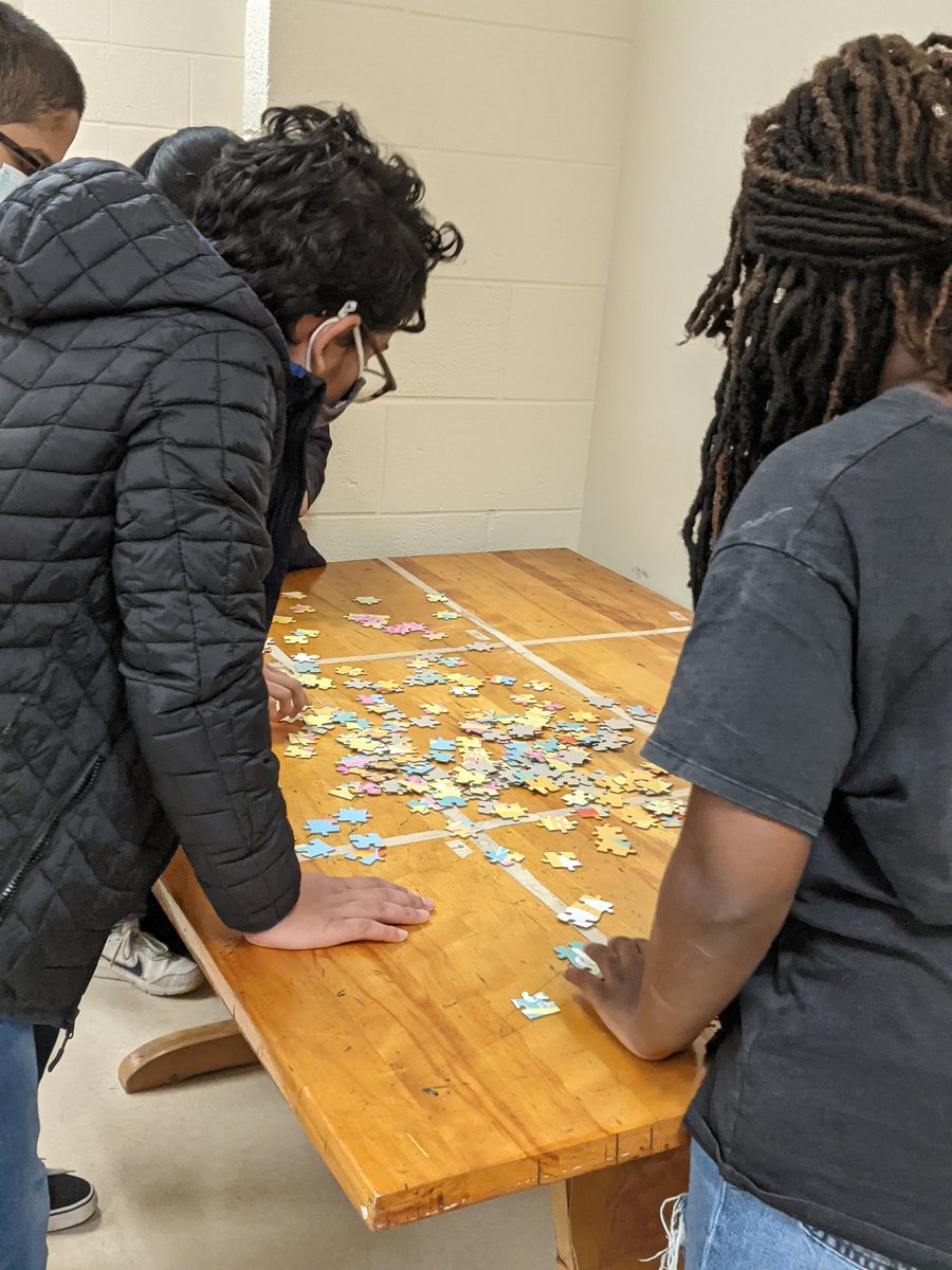 misteacher's tweet photo. No internet? No problem! Puzzle day in Media Art! Learning teamwork, design, logic! Thank goodness for garage sales. https://t.co/Q8CozNDzS2