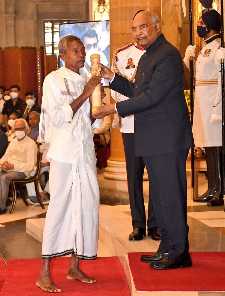 imbedwal's tweet photo. Truly #PeoplesPadma
Padma Shri conferred to Shri Harekala Hajabba an orange vendor in Mangalore, Karnataka. He saved money from his vendor business to build a school in his village.
#indianawards
#awards #indian #kooforindia #koooftheday #kooindia #koovstwitter #koorevolution https://t.co/8gHd90fI8l