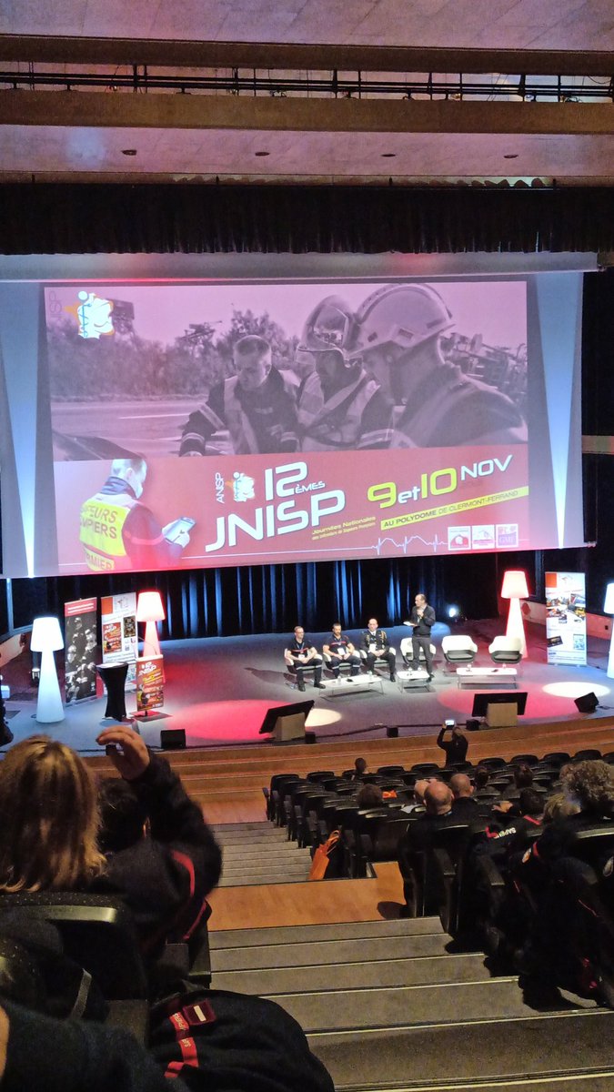 stan0563's tweet photo. En direct de la présentation Infirmier des champs/infirmier des villes aux #JNISP2021 , retex de @Ammoniemie sur son activité ISPV rurale et d'un infirmier @PompiersParis sur les VLI en région parisienne ! 💉🔥 https://t.co/ZLEJmjuwB5