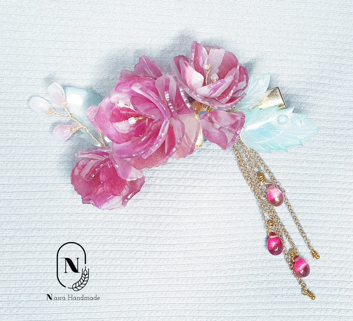 Nasrahandmade's tweet photo. ●Commission●
Thank you for your contribution (´,,•ω•,,)♡
White and pink Balsam (or Touch-me-not) hairclip 🌺 This was my 1st time with this flowers but I had fun ☺ 

#handmade #crafts #art #crafty #diy #jewellydesign #accessories #hairclip #fashion #commission https://t.co/EHFo93LXv4