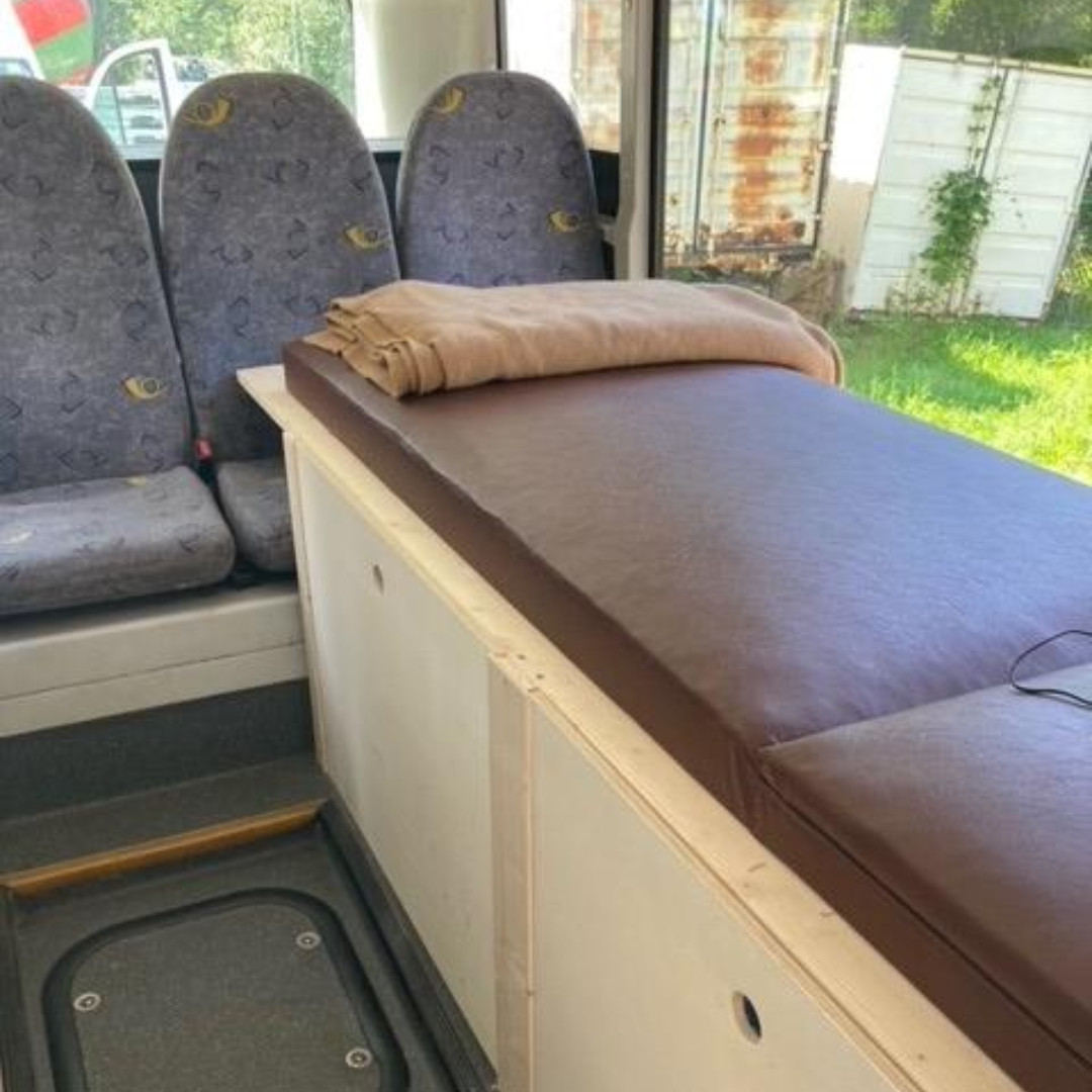 KantonSolothurn's tweet photo. Wir sind in dieser und in den nächsten Wochen mit dem #Impfbus im Kanton Solothurn unterwegs.
Morgen sind wir in #Balsthal beim interkantonalen Feuerwehr-Ausbildungszentrum.
Beratung: 17.30 – 18.30 Uhr
Impfung im Bus: 17.30 – 19.30 Uhr
Infos zum Impfen https://t.co/MLaGbU2xQc https://t.co/7xUyfOE7uQ
