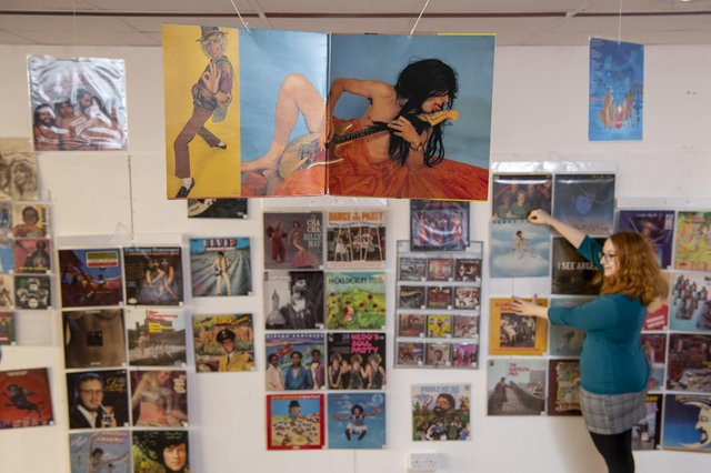 elbarroquista's tweet photo. Tenemos la costumbre de ver en las exposiciones cosas bellas. Las exhibiciones suelen aunar la excelencia o, por lo menos, intentarlo.
En este hilo lúdico os traigo una especie de "museo de los horrores" del diseño.
Las peores portadas de discos.
HILO🧵 https://t.co/ei3Jk1oSTz