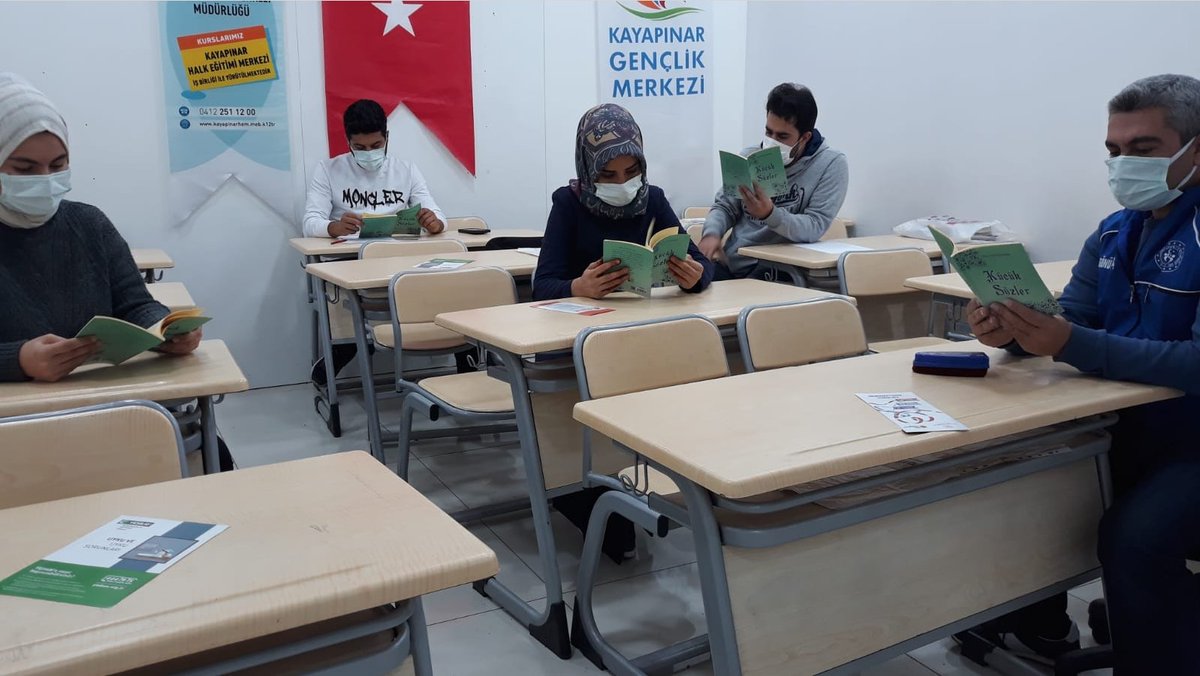 GSB_KayapinarGM's tweet photo. #GSBGM #merkezimdesenvarsın kitap gençlik merkezimizde okunur 😎 #kitapokumahalkası https://t.co/EL2JUu66Qf