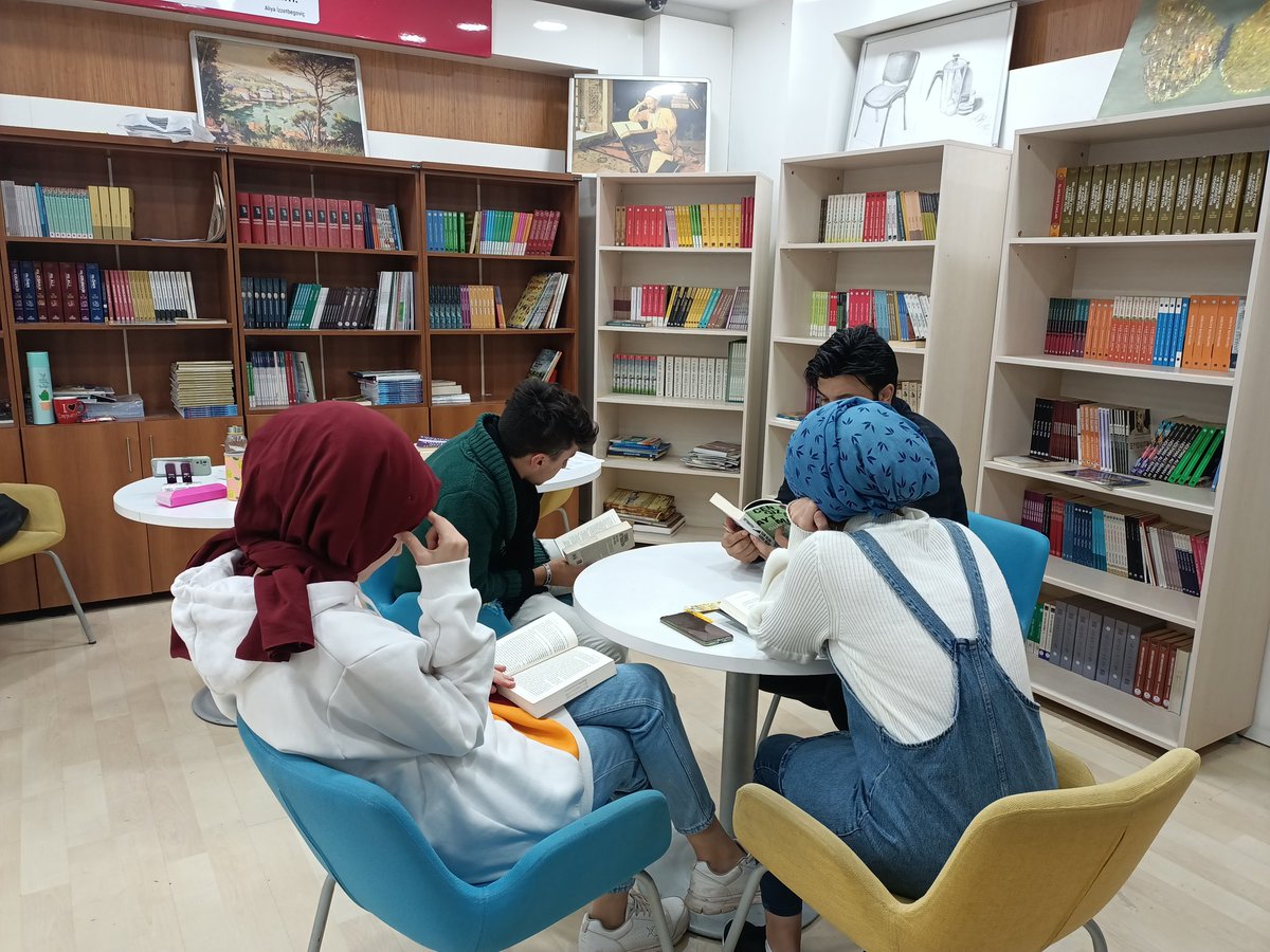 GSB_KayapinarGM's tweet photo. #GSBGM #merkezimdesenvarsın kitap gençlik merkezimizde okunur 😎 #kitapokumahalkası https://t.co/EL2JUu66Qf