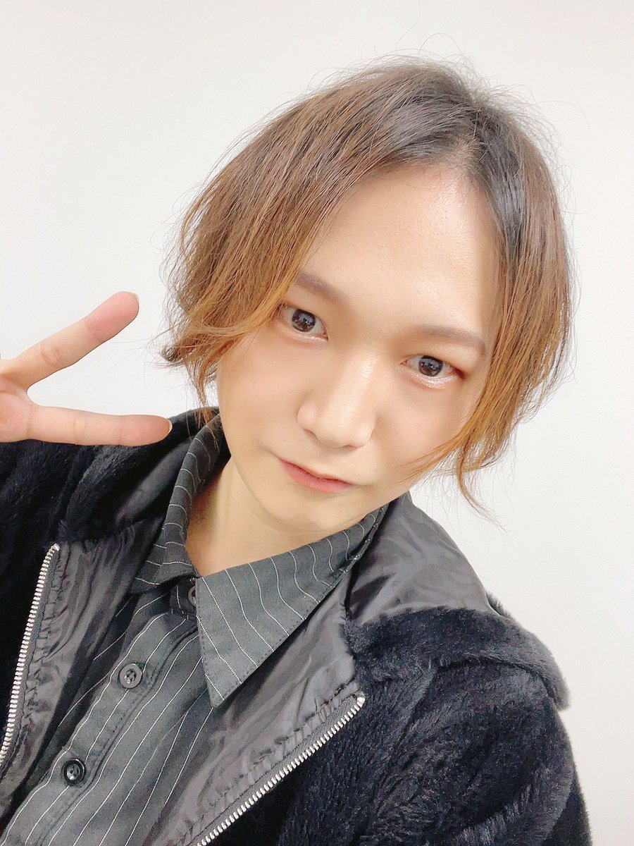 yuga_ventcroix's tweet photo. LAY ABOUT WORLDサポート
高田馬場AREAありがとうございました✨

たくさんの思い出が詰まったAREAでの最後のステージを素敵なライヴで締め括ることが出来て幸せでした♫

次回ライヴは明後日！
ヒッチコックのワンマン公演サポートさせていただきますo(*ﾟ▽ﾟ*)o
特別な装いでステージに立ちます💕 https://t.co/Z7q2M0Peic