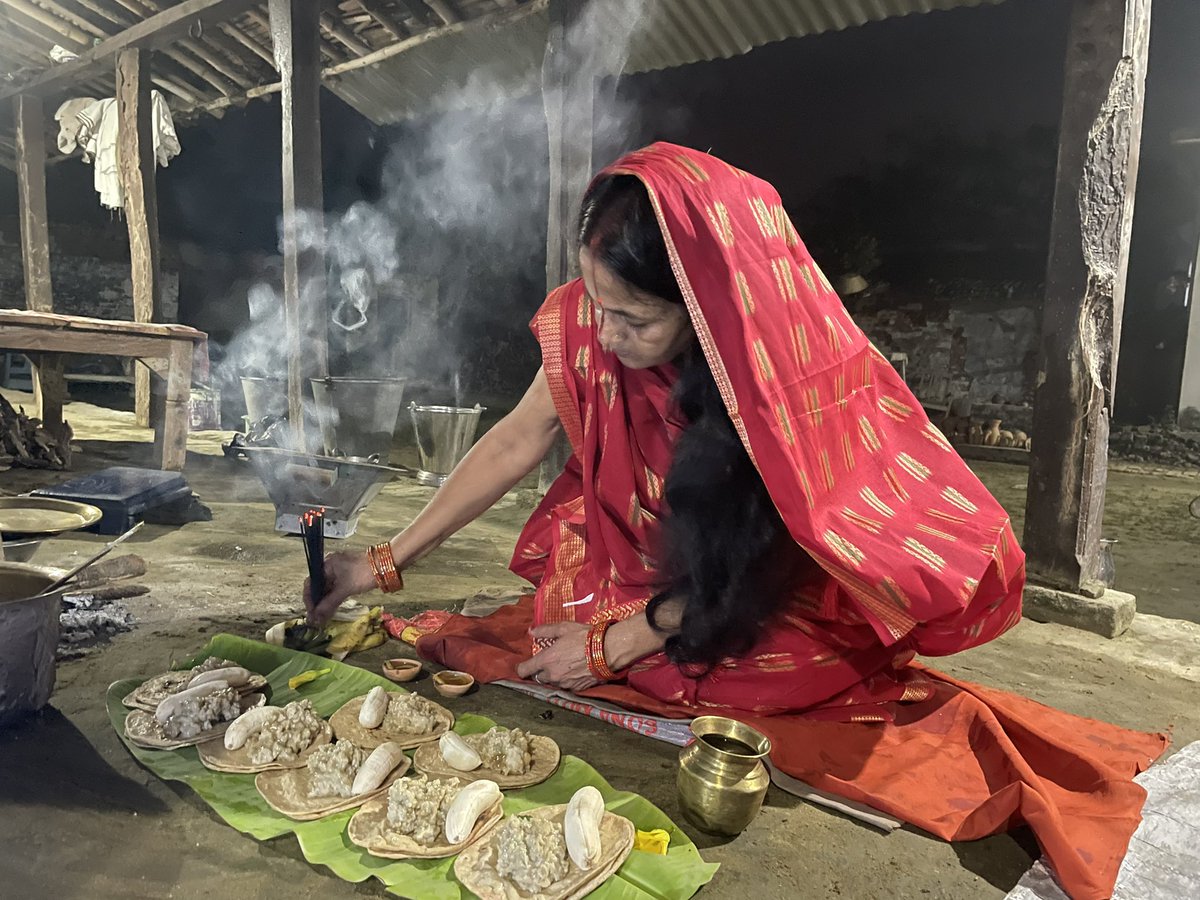 aishwarya_gem's tweet photo. #KharnaPooja सम्पन्न 🙏🙏
अब साँझिया अरग की तैयारी 🙏
#ChathPuja2021 #छठ_पूजा
@palkisu https://t.co/B4LCKy930T