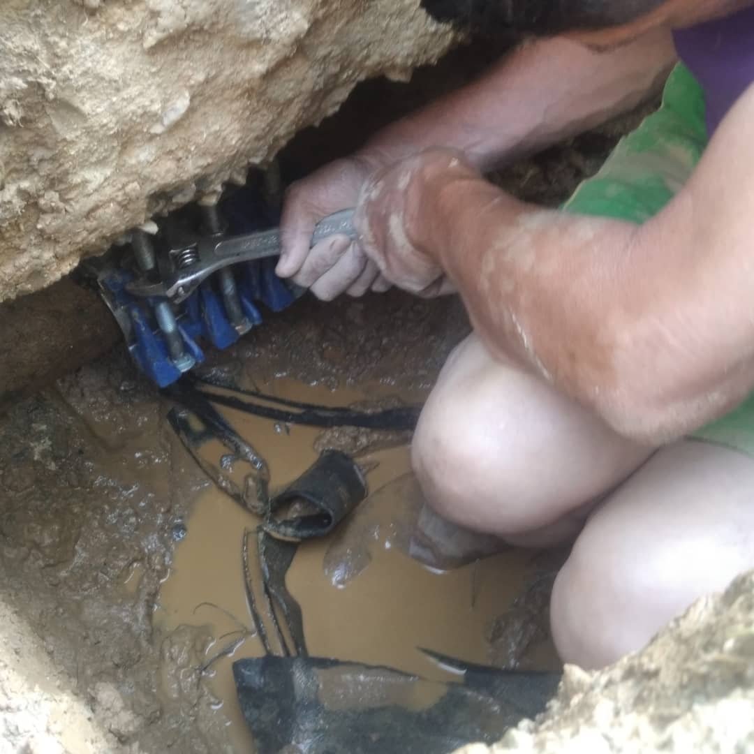 eduardojsf21's tweet photo. @gestionperfecta @HidroCapital2 por favor, en la residencia de la Guardia Nacional, calle 11, los Jardines del Valle,presentamos un grave problema con una tubería matriz de aguas blancas q x los años d la misma se rompió,quisimos solventar y no funcionó el trabajo,AYUDA x favor https://t.co/zu5FEKMKqw