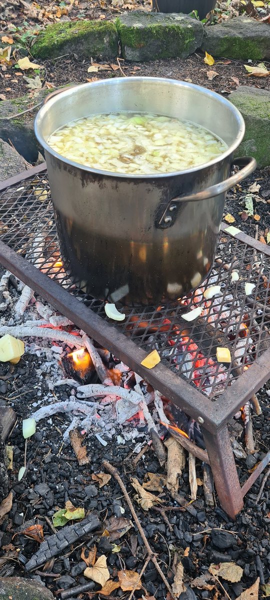 DeltaGreengates's tweet photo. #Year3GG after our hunting and gathering, we are now prepping the vegetables for our very own Stone Age stew, cooking away nicely on the campfire! #teamGG #TeamGGforestschool #TeamGGhistory #TeamGGDT https://t.co/7GCsYfyhxG