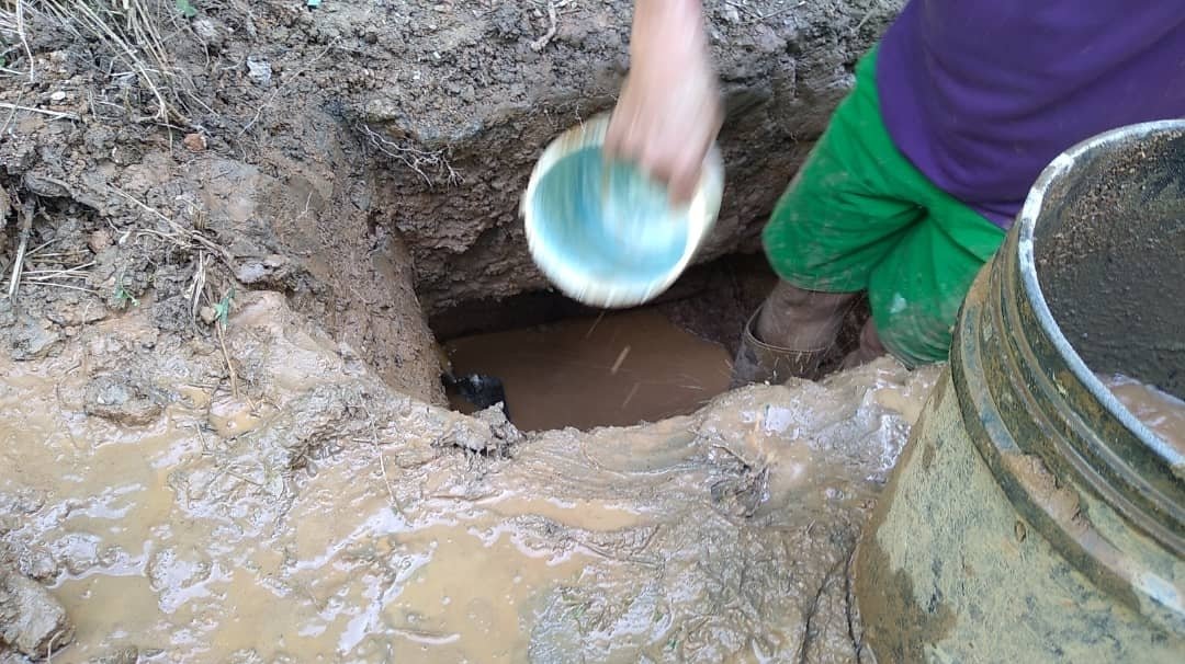eduardojsf21's tweet photo. @gestionperfecta @HidroCapital2 por favor, en la resid de la Guardia Nacional, calle 11, los Jardines del Valle,presentamos un grave problema con una tubería matriz de aguas blancas q x los años d la misma se rompió,quisimos solventar y no funcionó el trabajo,AYUDA x favor https://t.co/ICB1PsTgq3