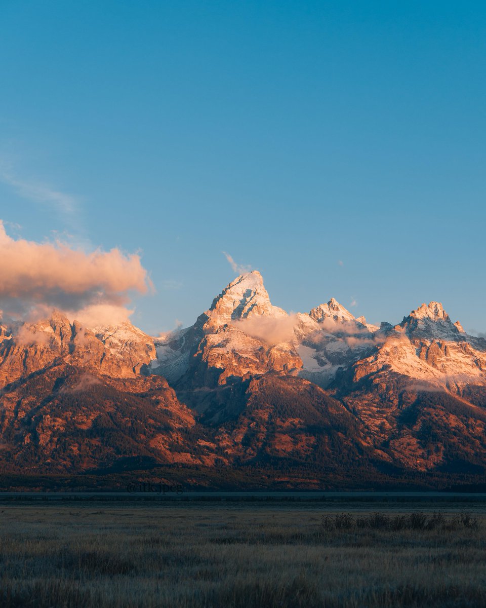 gorgeous_pix's tweet photo. "Early morning light shining bright on the Teton Range, Wyoming @itkjpeg. From u/itk_jpeg on /r/earthporn #earlymorninglightshiningbright #tetonrange #wyoming #itkjpeg #earthporn" https://t.co/75uPCWOtad
