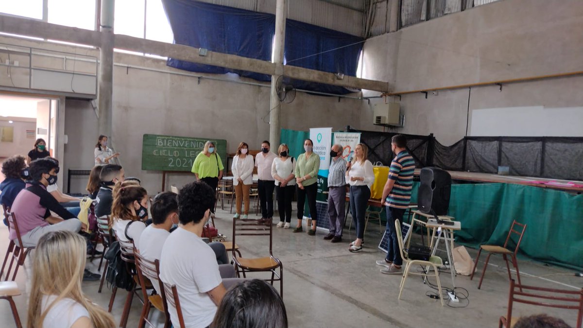 marilinsacnun's tweet photo. Estamos en la Escuela Técnica de📍#Firmat, junto a la Ministra de Ambiente, @ErikaGonnet 
👉se realizaron capacitaciones sobre energías limpias♻️y se entregaron a la escuela 2 paneles solares☀️ y una máquina para hacer #biogas

@ALEXAND16336924 @janinapellegrini @NicolasRufine https://t.co/rHuW15Jgy4
