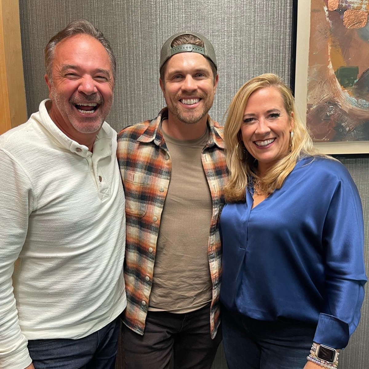 981THEBULL's tweet photo. Watch out, Ed! 🤣 @DeAnnStephens might have a new squeeze in @dustinlynch. @OfficerDon1 & DeAnn are talking to country’s biggest stars as they get ready for the #CMAAwards.
Listen live: https://t.co/TsDKe0mvAz
#MusicRowLive
#iHeartCountry https://t.co/VXS3Ot8vDK