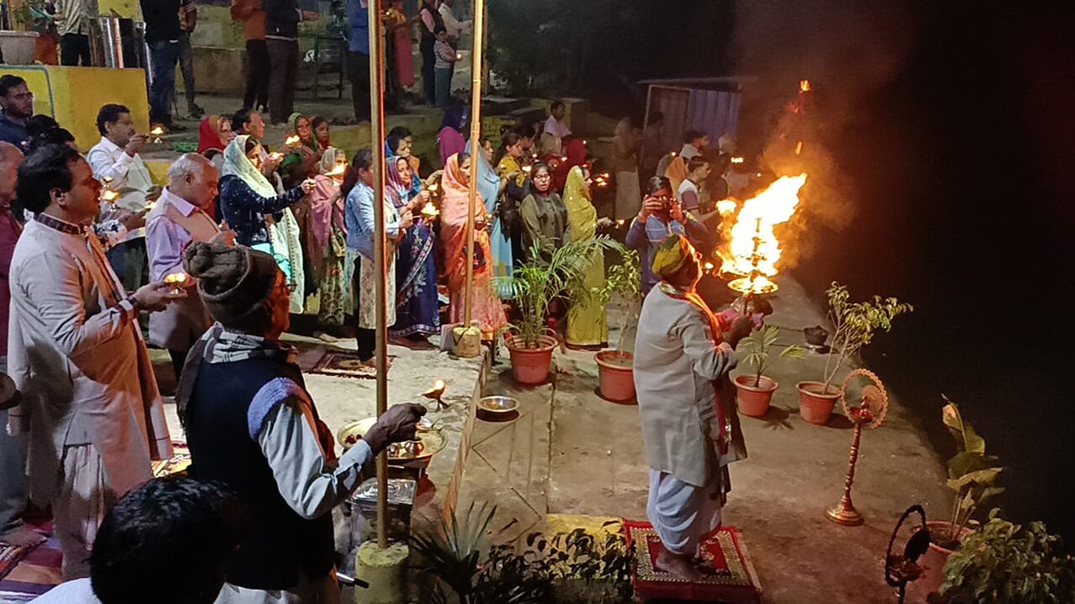 YamunaMission's tweet photo. आज के पावन पर्व पर पुण्य तीर्थ गऊघाट (बृज मथुरा पुरी) माँ श्रीयमुना जी की संध्या आरती दर्शन 🙏🙏  #aarti #GauGhat #Mathura #YamunaMission https://t.co/O0jxp9DlmV