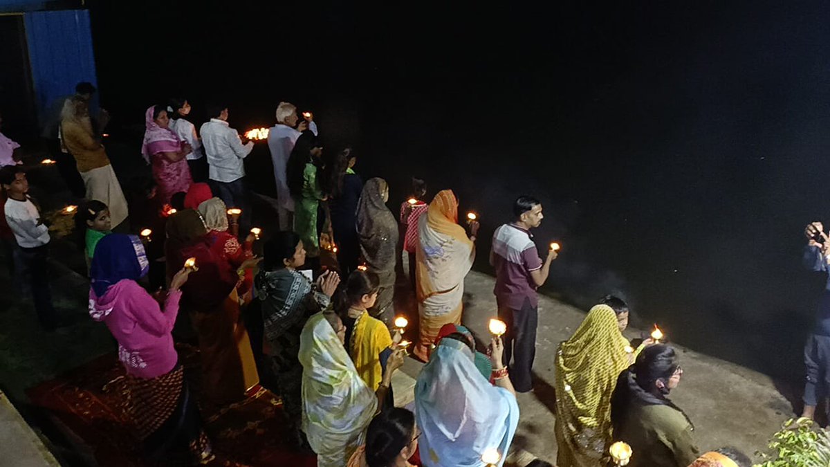 YamunaMission's tweet photo. आज के पावन पर्व पर पुण्य तीर्थ गऊघाट (बृज मथुरा पुरी) माँ श्रीयमुना जी की संध्या आरती दर्शन 🙏🙏  #aarti #GauGhat #Mathura #YamunaMission https://t.co/O0jxp9DlmV