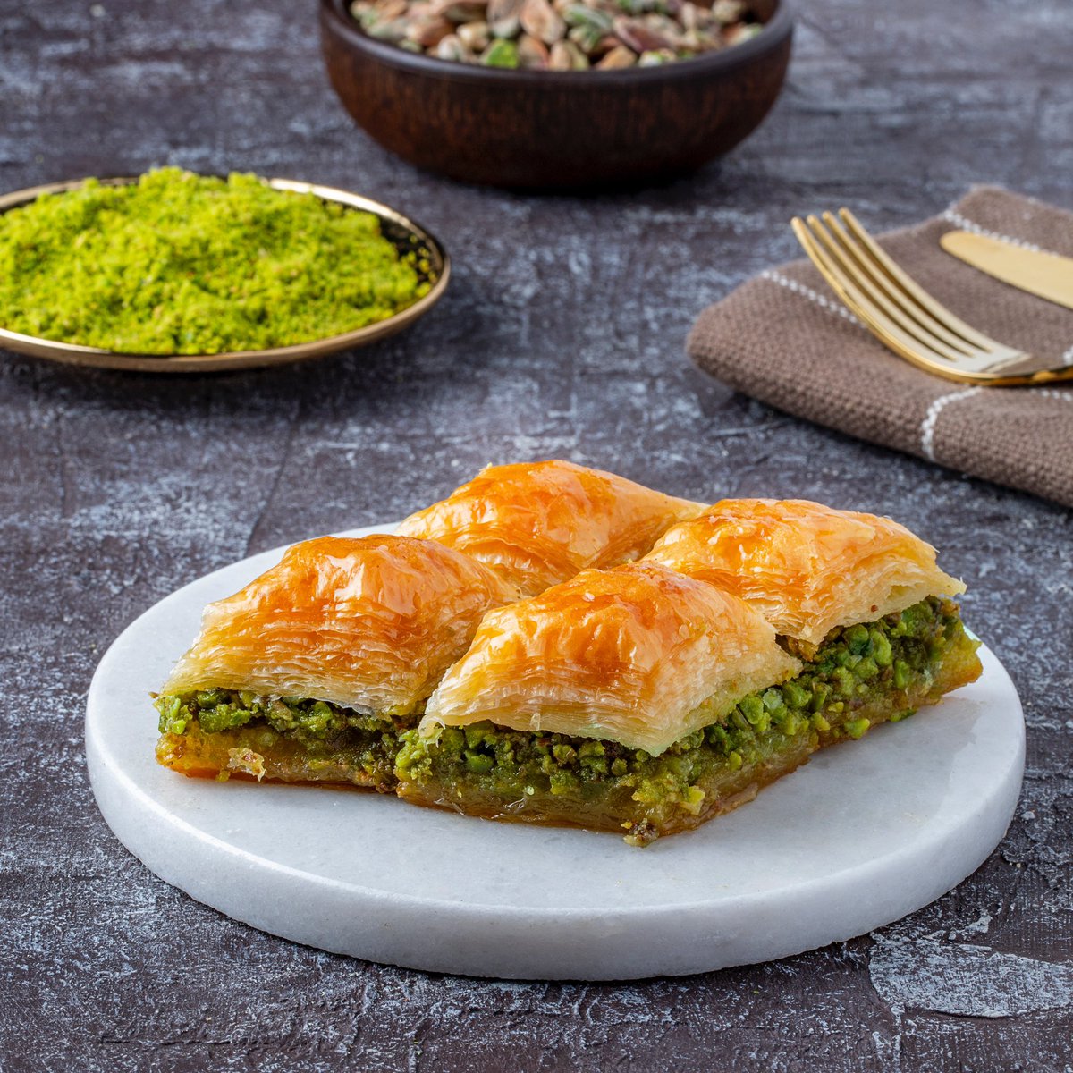 15 Kasım Pazartesi gününe kadar bu tweeti RT yapıp hesabımızı takip eden 3 kişiye, dünyanın dört bir yanına gönderdiğimiz Gerçek Gaziantep Baklavasından birer kg hediye 👋🏻

Online sipariş için: baklavacimehmetyildirim.com