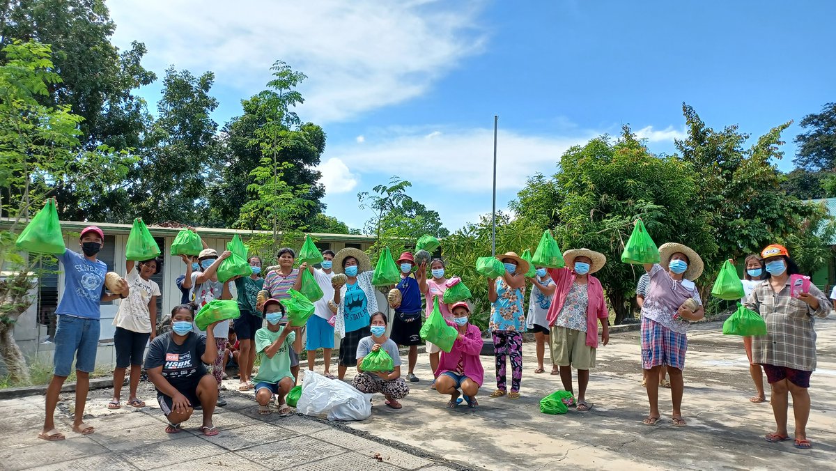 News5PH's tweet photo. Naihatid na ng Alagang Kapatid sa Barangay Pacang, Santa Maria, Ilocos Sur ang mga donasyong ayuda at mga pagkain ni Ai Ai delas Alas para sa mga residenteng nasalanta ng bagyong #MaringPH.

📷: Alagang Kapatid Foundation, Inc. https://t.co/63dfKEz89Z