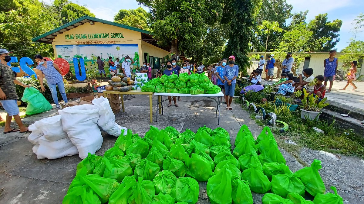 News5PH's tweet photo. Naihatid na ng Alagang Kapatid sa Barangay Pacang, Santa Maria, Ilocos Sur ang mga donasyong ayuda at mga pagkain ni Ai Ai delas Alas para sa mga residenteng nasalanta ng bagyong #MaringPH.

📷: Alagang Kapatid Foundation, Inc. https://t.co/63dfKEz89Z