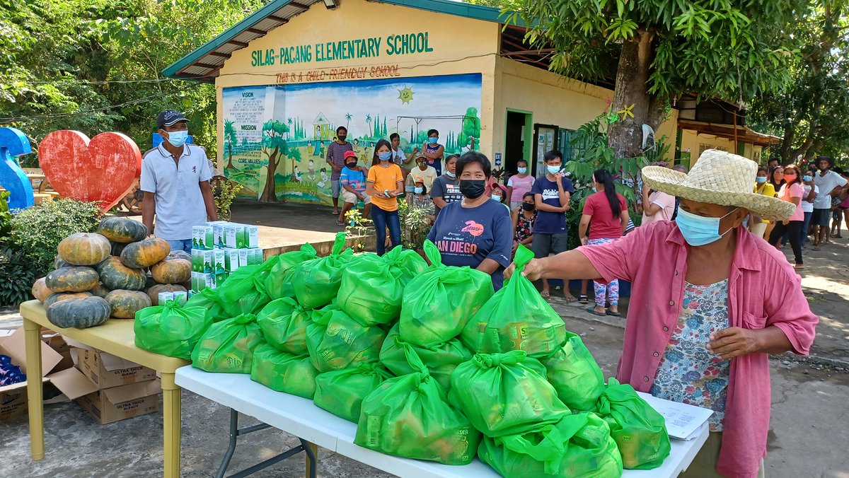 News5PH's tweet photo. Naihatid na ng Alagang Kapatid sa Barangay Pacang, Santa Maria, Ilocos Sur ang mga donasyong ayuda at mga pagkain ni Ai Ai delas Alas para sa mga residenteng nasalanta ng bagyong #MaringPH.

📷: Alagang Kapatid Foundation, Inc. https://t.co/63dfKEz89Z