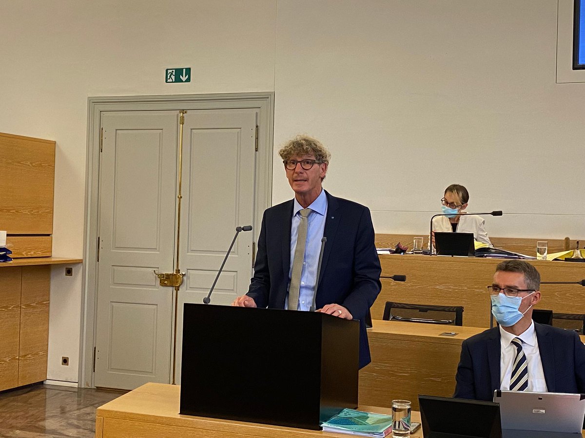 Mittelschule muss nicht in Zentrum eingebunden werden. Wichtig sind attraktiver Bau, cooler Campus, in welchem sich Studierende wohlfühlen, hohe Aufenthaltsqualität mit genügend Grünflächen geniessen können. Für Erreichbarkeit verlangt Die Mitte verbesserte Anbindung an ÖV. #GRAG