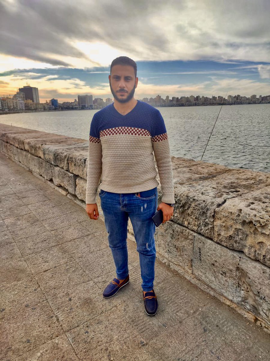 انتظرت ذلك المنظر لأبقى لحظات مع نفسي أتأمل الشفق الأحمر وهو يحتضن التل💙