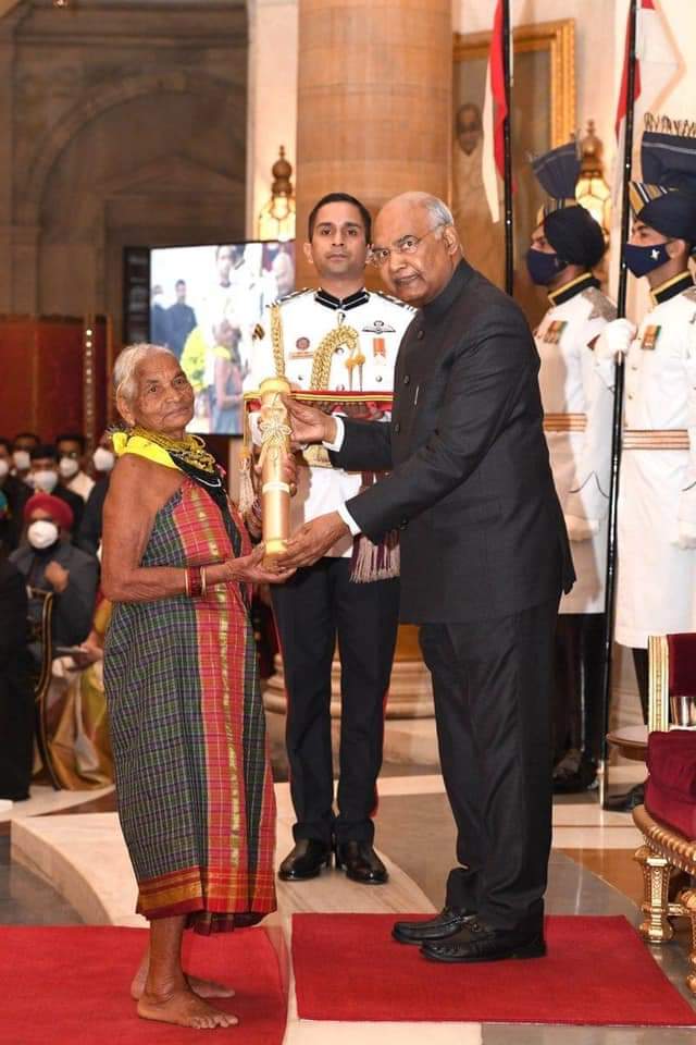 HRDeepikaReddy1's tweet photo. "Encyclopedia of Forest"-#TulasiGowda by nurturing more then 30,000 samplings &amp; being the #realinfluencer.
ಉತ್ತರ ಕನ್ನಡ ಜಿಲ್ಲೆಯ ಅಂಕೋಲ ತಾಲೂಕಿನ ಪುಟ್ಟ ಹಳ್ಳಿಯ ಹಾಲಕ್ಕಿ ಬುಡಕಟ್ಟು ಜನಾಂಗದ ವೃಕ್ಷ ಮಾತೆ ತುಳಸಿ ಗೌಡ ಅವರಿಗೆ #ಪದ್ಮಶ್ರೀಪ್ರಶಸ್ತಿ ಲಭಿಸುವ ಮೂಲಕ ಪ್ರಶಸ್ತಿಯ ಮೌಲ್ಯ ಮತ್ತಷ್ಟು ಹಿರಿದಾಗಿದೆ. https://t.co/I2lyH3quTb