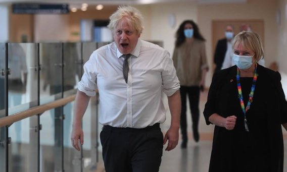 JamesMelville's tweet photo. So this man decides to strut around a hospital without a mask on the same day as he threatens thousands of NHS workers with the sack if they don’t take a jab. The whole thing is like a giant parlour game to him. https://t.co/aaPN0vx2N9