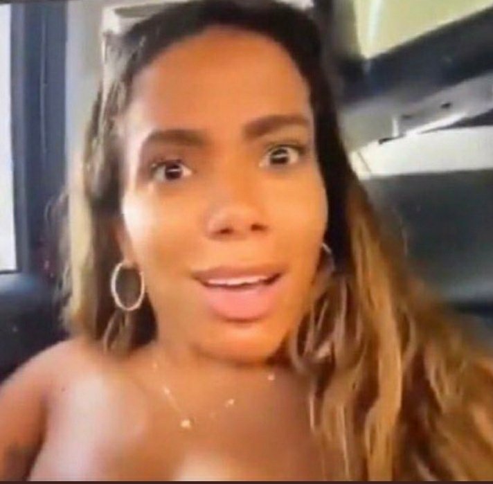 gloomila's tweet photo. melody jogando no ar que já ficou com a mel maia 
a mel maia dizendo que nunca viu a melody na vida
e eu tô assim olhando as páginas de fofoca: https://t.co/c98aXVACvq