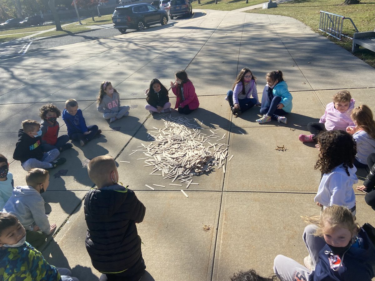 SachemWaverly's tweet photo. Mrs. Trentowski and Mrs. Sexton took their 2nd graders outside yesterday for math - they used rubber bands and popsicle sticks to bundle ones to tens, tens to hundreds, and hundreds to thousands! 😎

@SachemSchools #WeAreSachem https://t.co/88pDY5KcYp